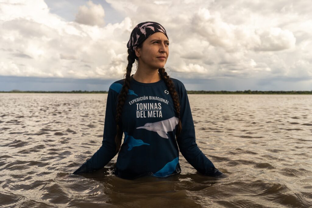 Jimena Valderra, 27 years old, is a zootechnical veterinarian and environmental analyst. She has been part of the Omacha Foundation team for three years, which is in charge of protecting, monitoring and studying river dolphins in the Amazon. She is the medical leader of the process of capture and monitoring of the species Inia geoffrensis or pink river dolphin in the binational expedition with experts from Colombia and Venezuela.